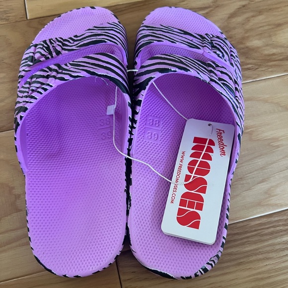 NWT FREEDOM MOSES - Purple Zebra Print Slide Sandals - 38/39 - Picture 2 of 8